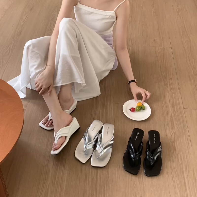 French Retro Herringbone Slippers Women Summer 2026 New Style Thick Sole Non-Slip Toe Clip Sandals - Image 4